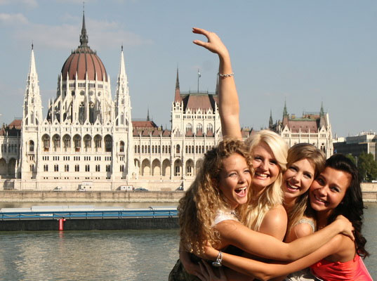 Képtalálat a következőre: „turisták budapesten”