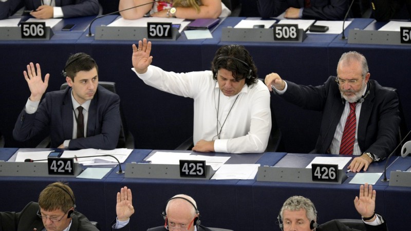Strasbourg, 2014. július 16.Deli Andor (középen b) és Deutsch Tamás, (középen) a Fidesz EP-képviselõi szavaznak az Európai Parlament (EP) ülésén Strasbourgban 2014. július 16-án.MTI Fotó: Beliczay László