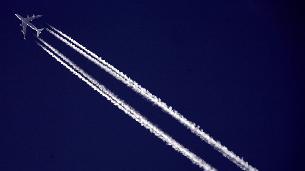 LONDON - MARCH 13: A passenger jet aircraft flies in the skies above Heathrow Airport on March 13, 2007 in London, England. Emmissions from aircraft are a major contribution to rising carbon emmisions in the UK and the government is trying to set targets to cut them by 2050. (Photo by Matt Cardy/Getty Images)