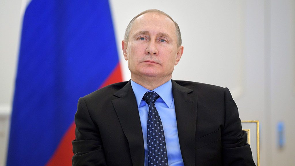 Moszkva, 2016. december 27. Vlagyimir Putyin orosz elnök az Oroszország által Ukrajnától elcsatolt Krímbe földgázt szállító vezeték ünnepélyes megnyitását nézi televíziós közvetítésen a moszkvai Kremlben 2016. december 27-én. (MTI/EPA/Szputnyik pool/Orosz elnöki sajtószolgálat/Alekszej Druzsinyin)