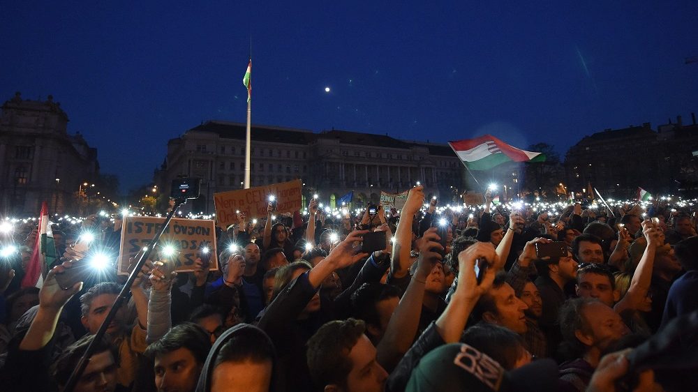 Budapest, 2017. április 9. Tiltakozók a Parlament elõtti Kossuth Lajos téren 2017. április 9-én. Az Oktatási szabadságot csoport Szabad ország, szabad CEU, szabad gondolat! címmel meghirdetett demonstrációja után többen a Parlament elõtt maradtak. A demonstráción a nemzeti felsõoktatásról szóló törvény április 4-i módosítása ellen tiltakoztak, amely szerintük ellehetetleníti a Közép-európai Egyetem (CEU) magyarországi mûködését. Ezért arra kérik Áder János köztársasági elnököt, hogy ne írja alá az elfogadott törvényt. MTI Fotó: Balogh Zoltán
