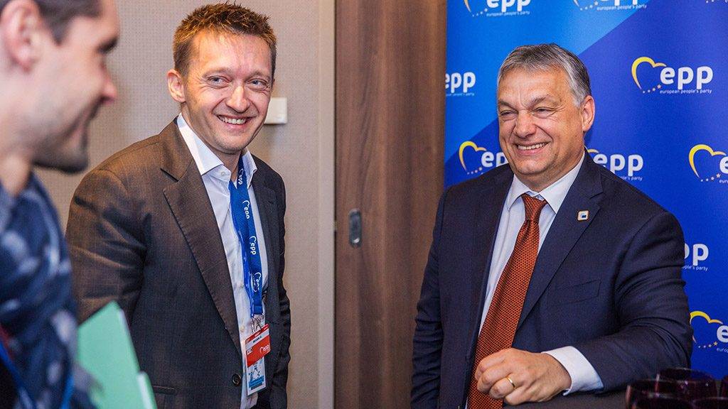 Brüsszel, 2017. április 29.Az Európai Néppárt által közreadott képen Orbán Viktor miniszterelnök (j) és Rogán Antal, a Miniszterelnöki Kabinetirodát vezető miniszter részt vesz az Európai Parlament legnagyobb pártszövetségének, az Európai Néppártnak (EPP) a brüsszeli csúcstalálkozóján 2017. április 29-én. (MTI/Európai Néppárt)