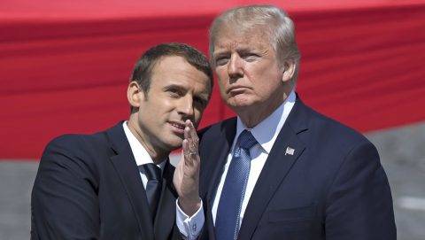Párizs, 2017. július 14.
Emmanuel Macron francia államfõ (b) és Donald Trump amerikai elnök beszélget az 1789-es francia forradalom kezdete és az elsõ világháborús amerikai hadbalépés 100. évfordulója alkalmából rendezett katonai parádén a párizsi Champs-Élysées sugárúton 2017. július 14-én. (MTI/EPA/Ian Langsdon)