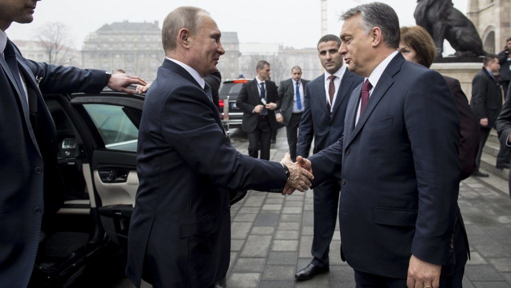 Russian President Vladimir Putin (L) is welcomed by his host Hungarian Prime Minister Viktor Orban (R) during his one-day visit, in front of the Hungarian parliament building in Budapest on February 2, 2017 prior to their official talks.  
The Russian President is on brief visit to Hungary having talks with the Hungarian prime minister Viktor Orban. / AFP PHOTO / POOL / Karoly ARVAI
