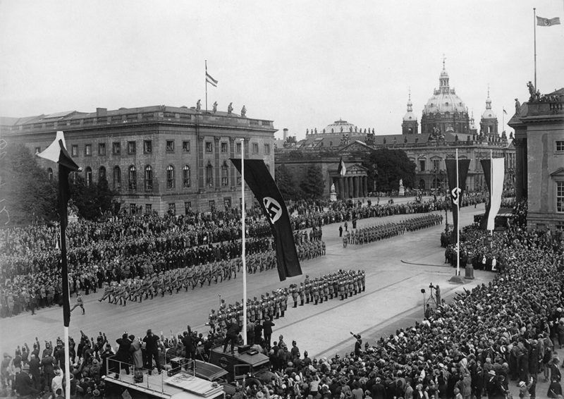 UNSPECIFIED - JANUARY 01: Military parade on the occasion of the ceremonial introduction of the privy council, Police-formation march past Hermann G?ring, Unter den Linden, Photograph, Sept, 15th 1933 (Photo by Imagno/Getty Images) [Parade anl?sslich der feierlichen Einf?hrung des Staatsrates, Polizeiformationen marschieren an Hermann G?ring vorbei, Unter den Linden, Berlin, Photographie, 15, 9, 1933]