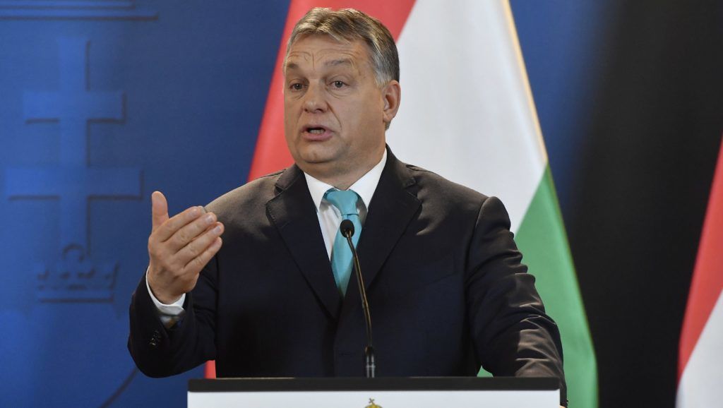 Budapest, 2018. január 3.
Orbán Viktor miniszterelnök beszél a Mateusz Morawiecki lengyel kormányfõvel folytatott tárgyalás után tartott sajtótájékoztatón az Országházban 2018. január 3-án. A december 11-én hivatalba lépett új lengyel miniszterelnök elsõ hivatalos külföldi kétoldalú látogatására érkezett Magyarországra.
MTI Fotó: Illyés Tibor