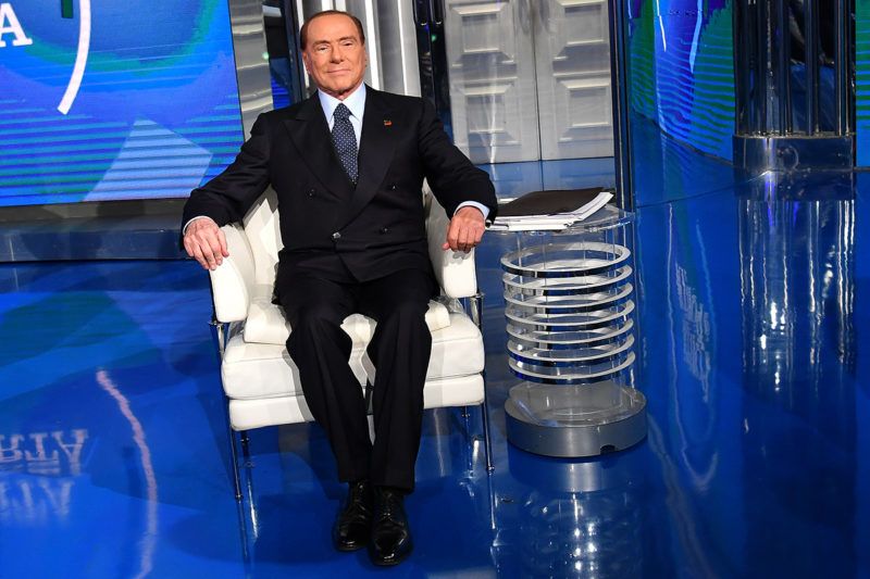 Italian former Prime Minister and leader of center-right party Forza Italia (Go Italy), Silvio Berlusconi poses on the set of the broadcast "Porta a Porta", a programme of Italian channel Rai 1, on January 11, 2018 in Rome. / AFP PHOTO / Alberto PIZZOLI