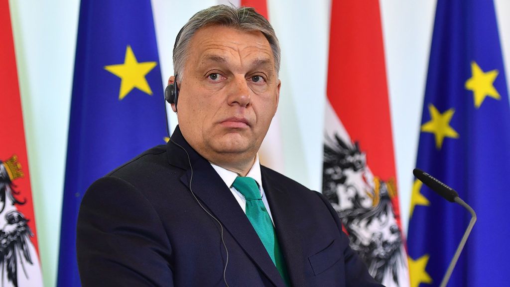Hungarian Prime Minister Viktor Orban addreses a press conference with his Austrian counterpart at the Chancellery in Vienna on January 30, 2018. / AFP PHOTO / JOE KLAMAR