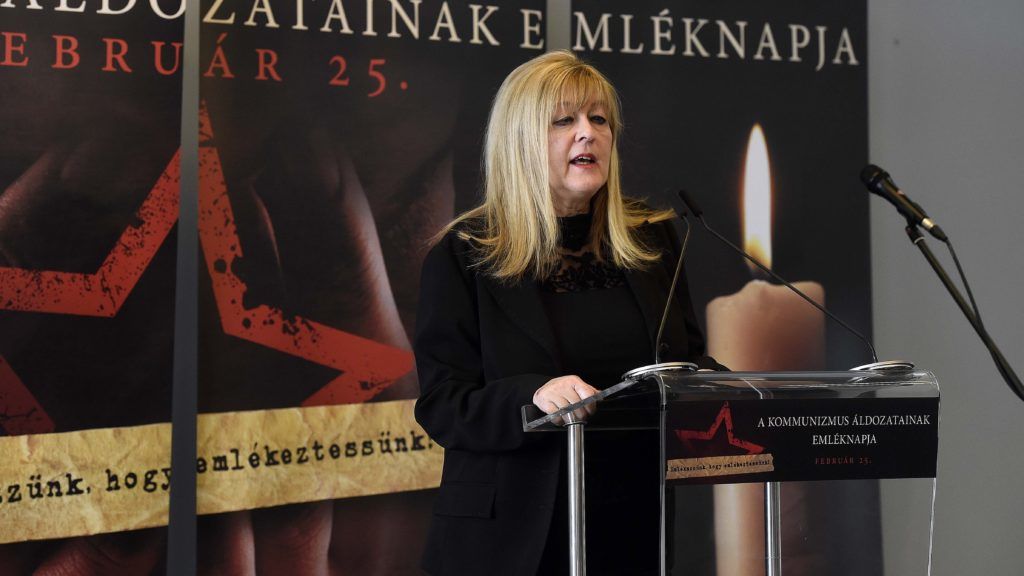Budapest, 2018. február 25.
Schmidt Mária, a Terror Háza Múzeum fõigazgatója beszédet mond a kommunizmus áldozatainak emléknapján a múzeumban rendezett megemlékezésen 2018. február 25-én.
MTI Fotó: Bruzák Noémi