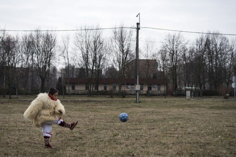 Mohács, 2018. február 11. Busójelmezbe öltözött kisfiú labdázik a Szent Flórián utcában a mohácsi busójárás negyedik napján, 2018. február 11-én. MTI Fotó: Szigetváry Zsolt