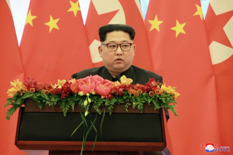 Peking, 2018. március 28. A KCNA észak-koreai hírügynökség által 2018. március 28-án közreadott dátummegjelölés nélküli képen Kim Dzsong Un észak-koreai vezetõ, a kommunista Koreai Munkapárt elsõ titkára beszél Pekingben. Kim Dzsong Un március 25. és 28. között háromnapos nem hivatalos látogatást tett a kínai fõvárosban.(MTI/EPA/KCNA)