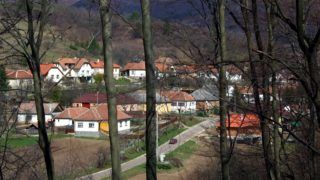 Komlóska polgármestere: A Fidesz kivégzi a falvakat