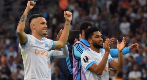 Marseille's Argentinian forward Lucas Ocampos (L) and Marseille's French defender Jordan Amavi celebrate their victory at the end of the UEFA Europa League first-leg semi-final football match between Olympique de Marseille and FC Salzburg at the Velodrome Stadium in Marseille, southeastern France, on April 26, 2018. / AFP PHOTO / Pascal GUYOT