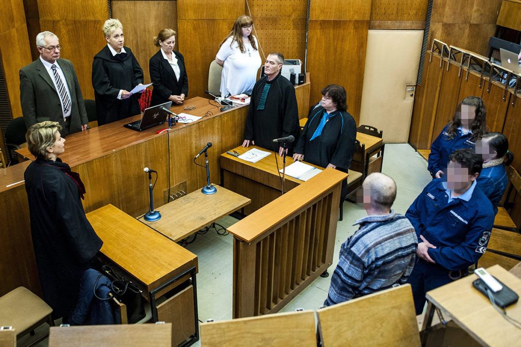 Budapest, 2015. február 24.
Szegedi Gyöngyvér bírónő (b3) felolvassa az ítéletet K. Rudolf és felesége büntetőperén, amelyet nevelése alatt álló, 12. életévét be nem töltött személy sérelmére erőszakkal elkövetett szexuális erőszak bűntette és más bűncselekmény miatt tárgyalnak a Budapest Környéki Törvényszéken 2015. február 24-én. A bíróság háromrendbeli, kiskorú veszélyeztetése bűntettében bűnösnek kimondva egyenként két-két év börtönbüntetésre ítélte a szigetszentmiklósi házaspárt. A szemérem elleni erőszak és erőszakos közösülés bűntette alól viszont felmentették őket. Mivel a bíróság az előzetes letartóztatásban töltött időt beszámította, a büntetést letöltöttnek tekinti.
MTI Fotó: Marjai János