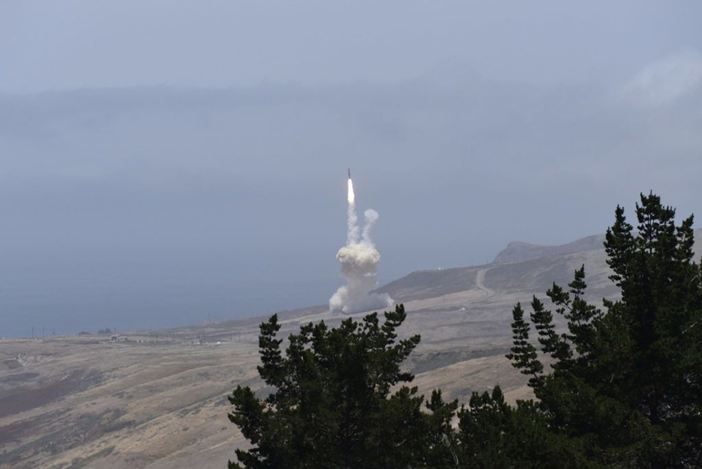 Vandenberg légi támaszpont, 2017. május 31.
Az amerikai Rakétavédelmi Ügynökség (MDA) által közreadott képen felbocsátanak egy megsemmisítő rakétát a kaliforniai Vandenberg légi támaszpontról, hogy lelőjön egy interkontinentális ballisztikus rakétákhoz (ICBM) hasonló robbanófejet egy rakétavédelmi teszt során 2017. május 30-án. A megsemmisítő rakéta lelőtte a Marshall-szigetekhez tartozó Kwajalein-atollról Alaszka partvidékének irányába fellőtt ballisztikus rakétát a Csendes-óceán felett. (MTI/EPA/MDA)