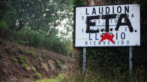 (FILES) In this file photo taken on September 6, 2010 graffiti in favour of Basque armed group ETA covers a sign welcoming visitors to the Northern Spanish Basque village of Llodio.
Basque separatist group ETA announced it was fully disbanding, the final step to the definitive end of its deadly decades-long independence campaign, in a letter published on May 2, 2018. / AFP PHOTO / Rafa RIVAS