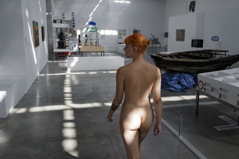 EDITORS NOTE: Graphic content / People take part in a nudist visit of the 'Discorde, Fille de la Nuit' season exhibition at the Palais de Tokyo museum in Paris on May 5, 2018. / AFP PHOTO / GEOFFROY VAN DER HASSELT