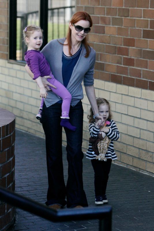 LOS ANGELES, CA - JANUARY 06:  Marcia Cross takes her twin daughters Eden and Savannah to their pre-school for a parent's meeting on January 06, 2010 in Los Angeles, California.  (Photo by Gustavo Munoz/BuzzFoto/FilmMagic)