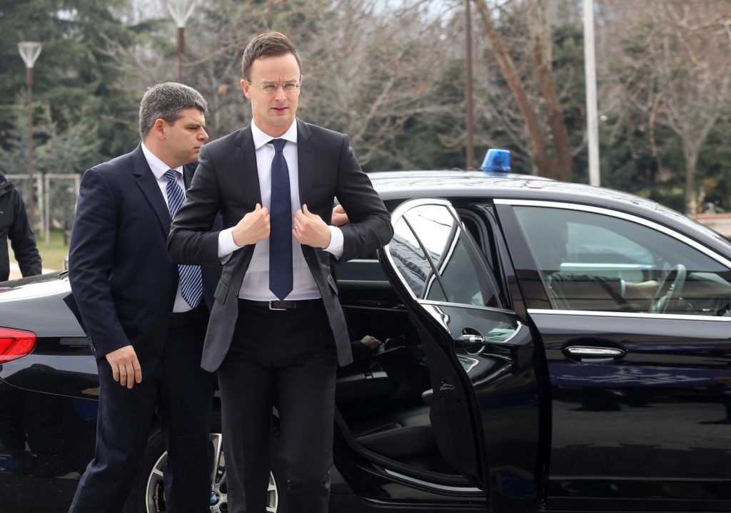 Szófia, 2018. február 15.
Bulgária soros EU-elnöksége (EU2018BG) által közreadott képen Szijjártó Péter külgazdasági és külügyminiszter érkezik az EU-tagországok külügyminisztereinek informális találkozójára Szófiában 2018. február 15-én. (MTI/EPA/EU2018BG/Kiril Lonstantinov)