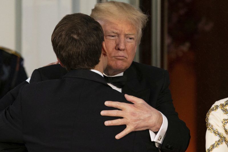 Washington, 2018. április 25.
Donald Trump amerikai elnök (j) üdvözli Emmanuel Macron francia államfõt a francia elnöki pár tiszteletére adott díszvacsora kezdetén a washingtoni Fehér Házban 2018. április 24-én. Macron háromnapos hivatalos látogatáson tartózkodik az Egyesült Államokban. (MTI/EPApoolAlex Edelman)