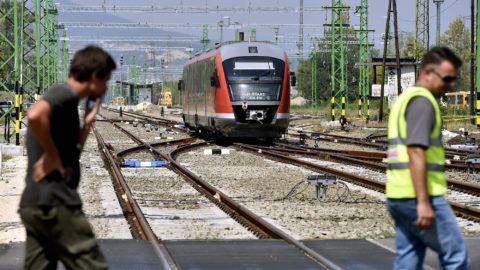Budapest, 2017. augusztus 10.Desiro motorvonat közlekedik az átépítés alatt álló Angyalföld vasútállomáson 2017. augusztus 10-én. Az állomás a Budapest-Esztergom vasútvonal teljes felújítása és villamosítása keretében újul meg.MTI Fotó: Máthé Zoltán