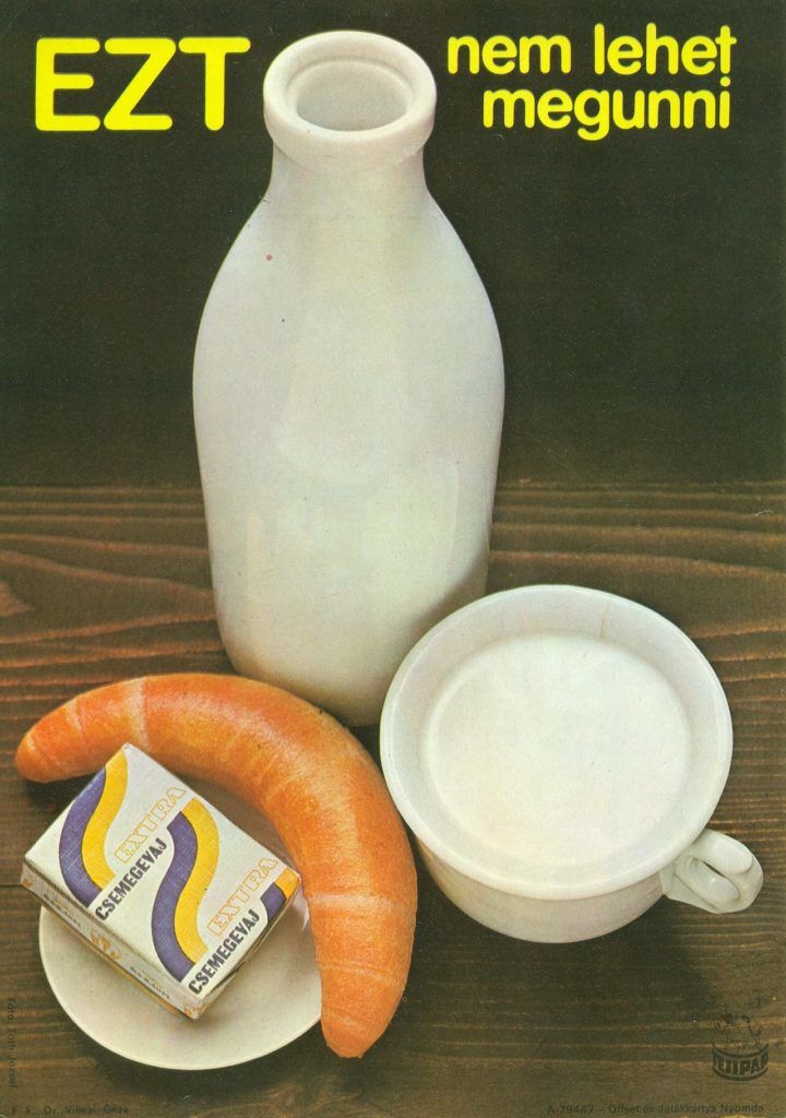 FőnÈzet - Extra csemege vajat rekl·mozÛ villamosplak·t. A kÈpen egy t·nyÈron kifli Ès vaj l·thatÛ, mellette egy tejes¸veg Ès egy bˆgre tej.