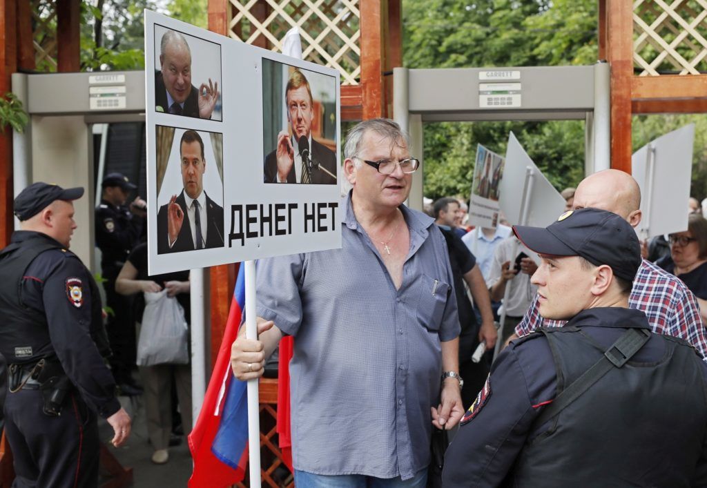 Moszkva, 2018. július 18.
Nincs pénz jelentésû felirat egy többek közt Dmitrij Medvegyev orosz miniszterelnököt (b, alul) ábrázoló transzparensen az orosz nyugdíjrendszer módosítása ellen tüntetõ ellenzéki tiltakozáson a moszkvai Szokolnyiki Parkban 2018. július 18-án. A napokban kerül az orosz törvényhozás alsóháza, az Állami Duma elé szavazásra elsõ olvasatban az a törvényjavaslat, amely a férfiak nyugdíjkorhatárát a jelenlegi 60 életévrõl 65-re, míg a nõkét 55 évrõl 63-ra emelné. (MTI/EPA/Jurij Kocsetkov)