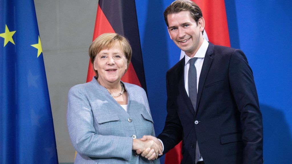 Berlin, 2018. szeptember 16. Angela Merkel német (j) és Sebastian Kurz osztrák kancellár kezet fog a berlini kancellári hivatalban tartott sajtótájékoztatójuk után 2018. szeptember 16-án. (MTI/EPA/Omer Messinger)
