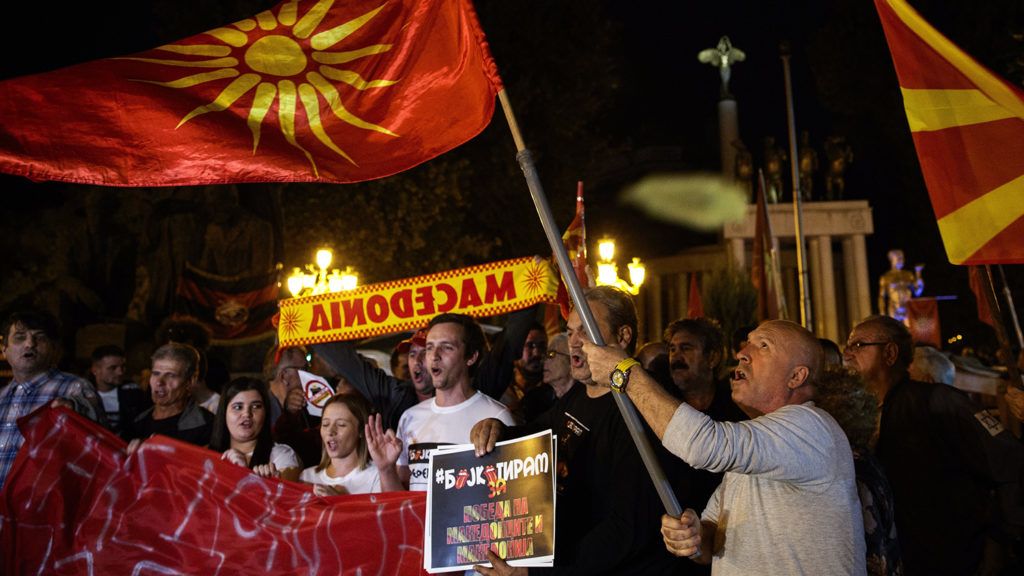 Szkopje, 2018. szeptember 30.
Az ország névváltoztatásáról szóló népszavazáson való alacsony részvételt ünneplik a referendum ellenzői a parlament épülete előtt Szkopjéban 2018. szeptember 30-án. A valamivel több mint 1,8 millió, szavazásra jogosult macedón állampolgárnak ezen a napon arra a kérdésre kellett válaszolnia, hogy támogatja-e az ország EU- és NATO-tagságát azáltal, hogy elfogadja a délszláv ország nevének Macedóniáról Észak-Macedóniára történő megváltoztatását. (MTI/EPA/Valdrin Xhemaj)