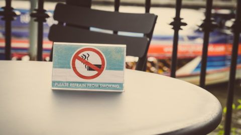 Szinte minden zárt légterű helyen tilos a dohányzás
