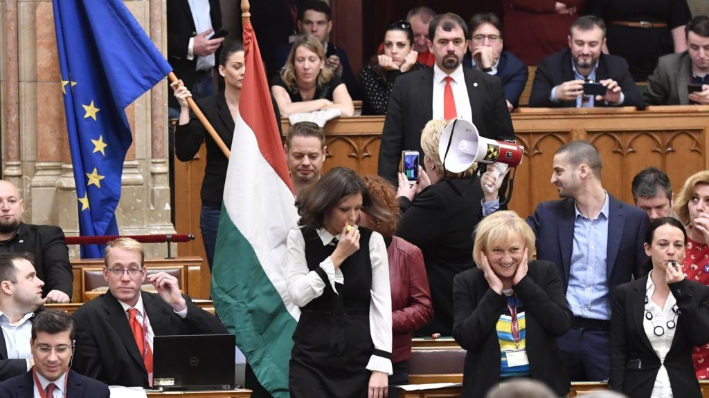 Az ellenzék szerint Orbán Viktor elárulta a magyar embereket | 24.hu