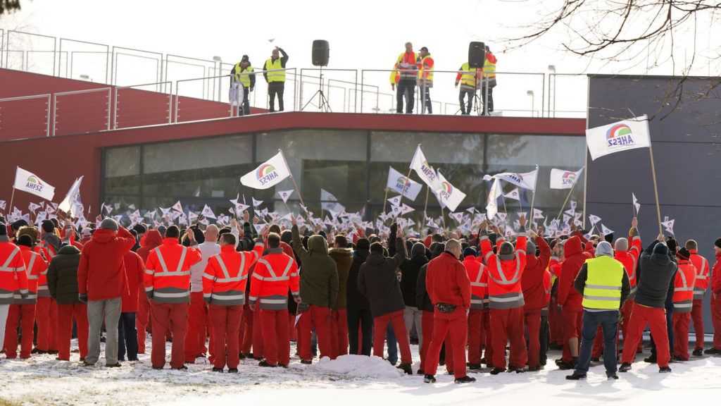 Győr, 2019. január 24. Dolgozók az Audi Hungária Független Szakszervezet (AHFSZ) által meghirdetett egyhetes sztrájk megkezdésén a győri Audi Hungaria Zrt. gyárudvarán 2019. január 24-én. A szakszervezet 168 órás sztrájkot hirdetett a sikertelen bértárgyalások miatt. MTI/Krizsán Csaba