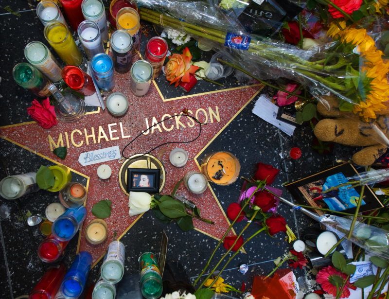 The star of US music legend Michael Jackson on the Hollywood Walk of Fame near Graumans Chinese Theatre on Hollywood Boulevard in Los Angeles is adorned with offerings from fans on June 27, 2009. Jackson died on June 25 at age 50. AFP PHOTO/Paul J. Richards (Photo by PAUL J. RICHARDS / AFP)