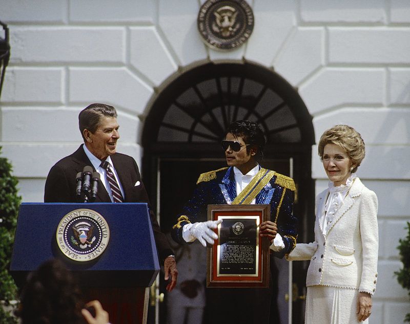 Ronald Reagan, Nancy Reagan s Michael Jackson 1984-ben. Fot: Mark Reinstein/Corbis/ Getty Images)