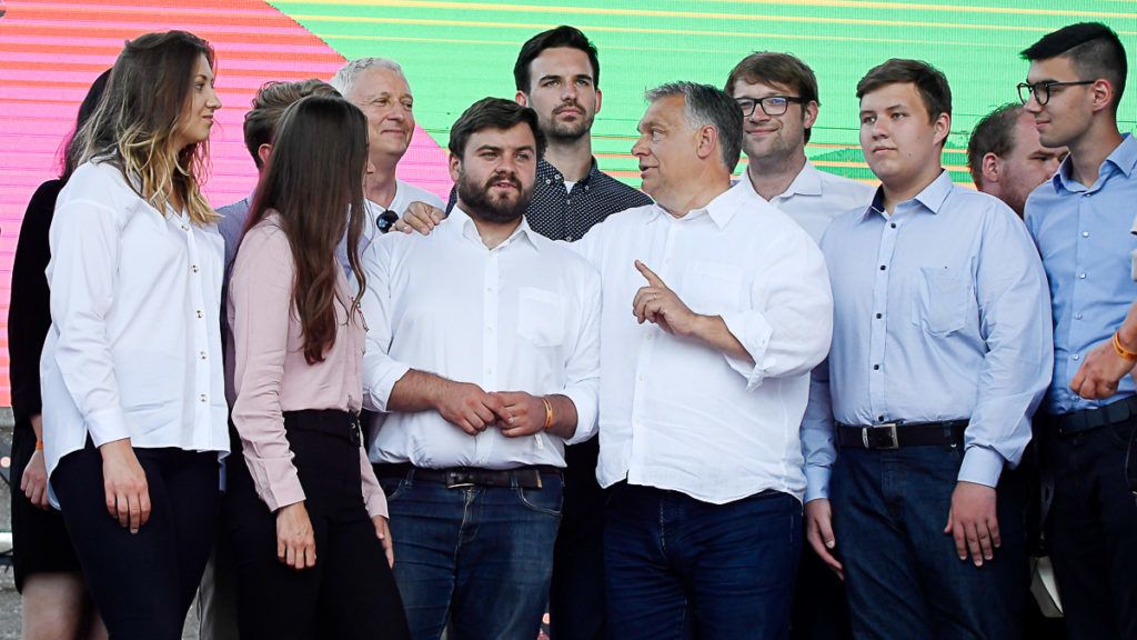 Tusnádfürdő, 2019. július 27.
Orbán Viktor miniszterelnök (j5) lengyel fiatalok között a 30. Bálványosi Nyári Szabadegyetem és Diáktáborban (Tusványos) az erdélyi Tusnádfürdőn 2019. július 27-én.
MTI/Koszticsák Szilárd