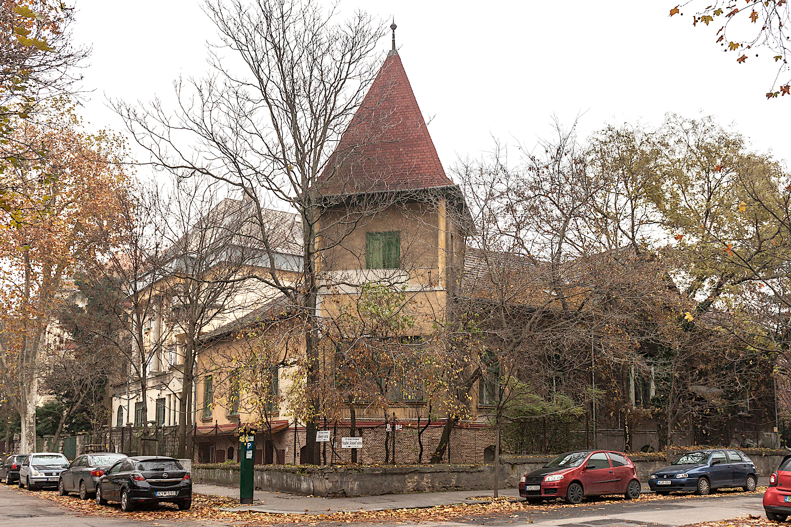 A zuglói Szabó József és Abonyi utcák sarkán álló ház.