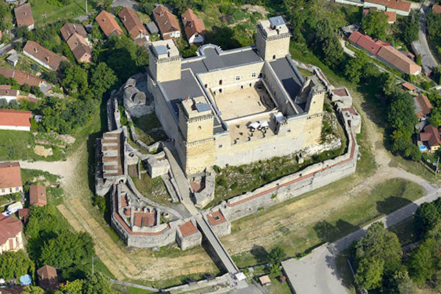 A vár és közvetlen környezete egy 2016-os légifelvételen.
