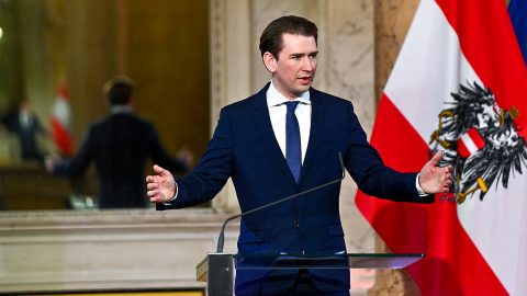 Közvélemény-kutatásokat manipulálhatott az osztrák kormánypárt, razziát tartottak náluk