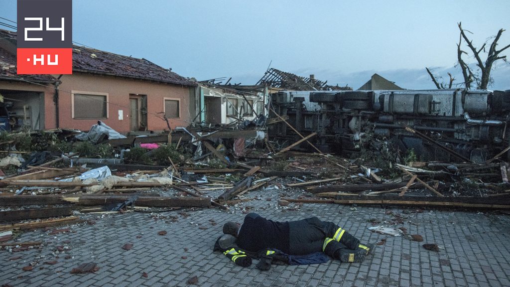Felborult autók, tető nélküli házak, letarolt temető - így pusztított a tornádó Csehországban ...
