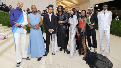 Lewis Hamilton ebben a ruhában azonnal egy hip-hop album borítójára kerülhetne
