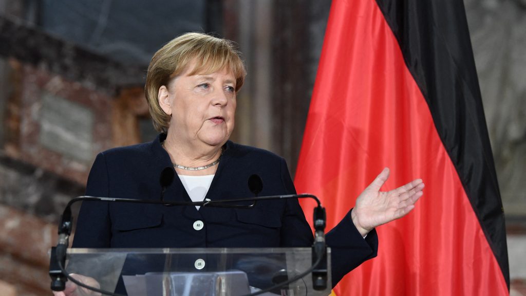 Merkel óvatosságra intett az EU-s források megvonása ügyében
