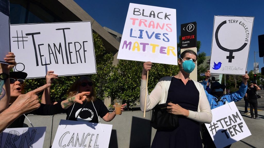 Tüntetők csaptak össze a Netflix székháza előtt egy transzfóbnak titulált műsor miatt