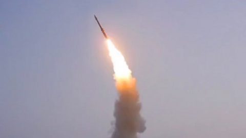 Észak-Korea tengeralattjáróról indított ballisztikus rakétát tesztelt