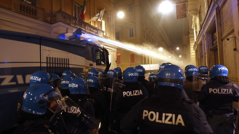 Rómában összeverekedtek a rendőrökkel a tüntetők, akiknek nem tetszettek a most bejelentett intézkedések