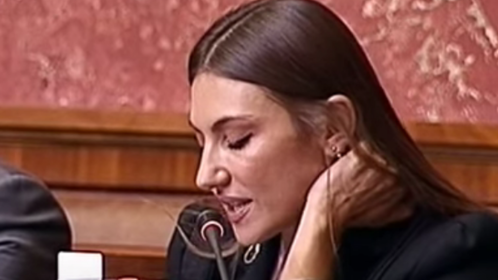 Összeomlott a szerb parlament egykori botrányhősnője