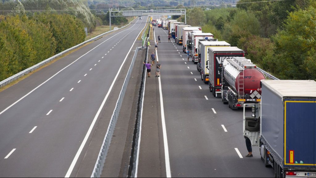 100 ezer kamionnak kellene eltűnnie a magyar utakról
