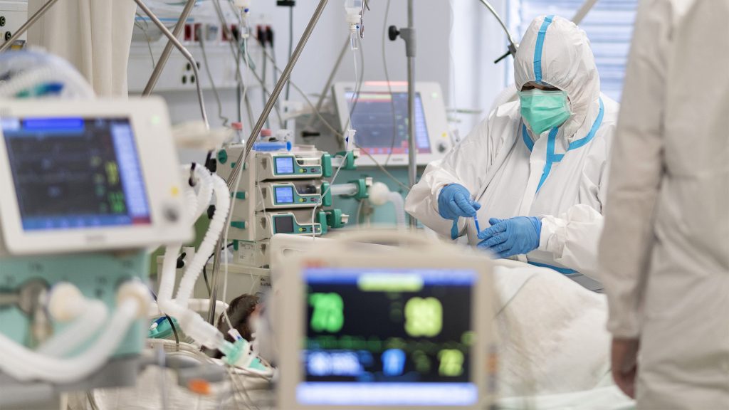 Már csaknem ezer koronavírusost ápolnak kórházban