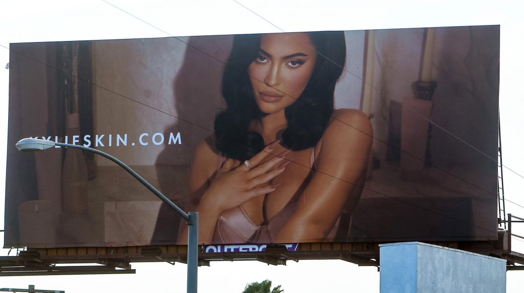 Kylie Jenner halloweeni sminkcuccainak promóképe olyan lett, akár egy Fűrész-film plakátja