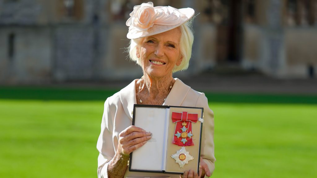 A sütimesteres Mary Berry kitüntetést kapott a brit királyi családtól