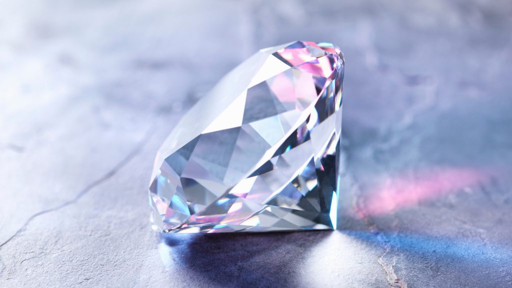 Ki akarta dobni az idős nő, de szóltak neki, hogy az egy 850 millió forintot érő gyémánt